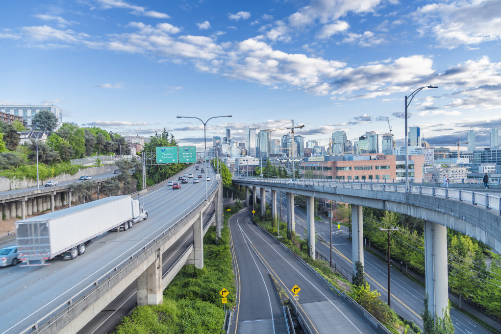 interstate highway running through seattle with big rig semi truck rltheis t20 9Jj428