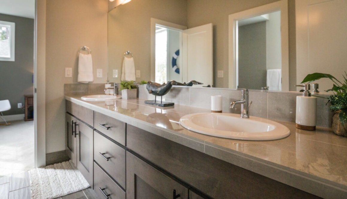 mirror-decor-bright-interior-bathroom-tiles-sink-interior-design_t20_XQLG0r mirror-decor-bright-interior-bathroom-tiles-sink-interior-design_t20_XQLG0r