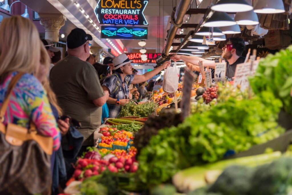 woman buying fresh produce at pike place farmers market t20 LOkY6Z